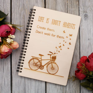 Agenda personalizata cu coperta lemn „Life is about moments”