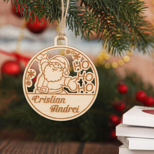 Glob din lemn personalizat cu nume "Ho, ho, ho"