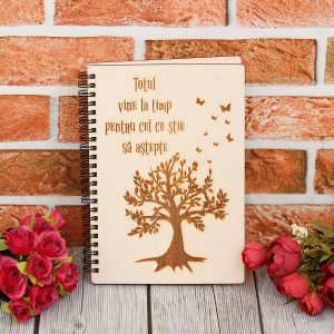 Agenda cu coperta din lemn "Totul vine la timp"