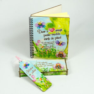 Set cadou personalizat pentru educatoare/invatatoare (agenda lemn, semn de carte si cutie pentru semn de carte) - Grupa/Clasa Fluturasilor