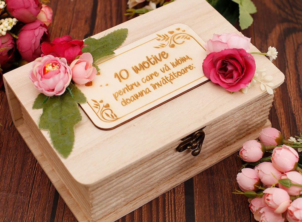 Cutie-lemn-personalizata-10-motive-pentru-care-va-iubim-doamna-invatatoare