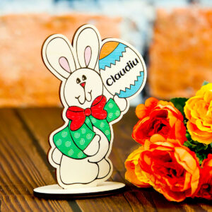 Decoratiuni personalizate din lemn pentru Paste - Iepuras baiat cu ou