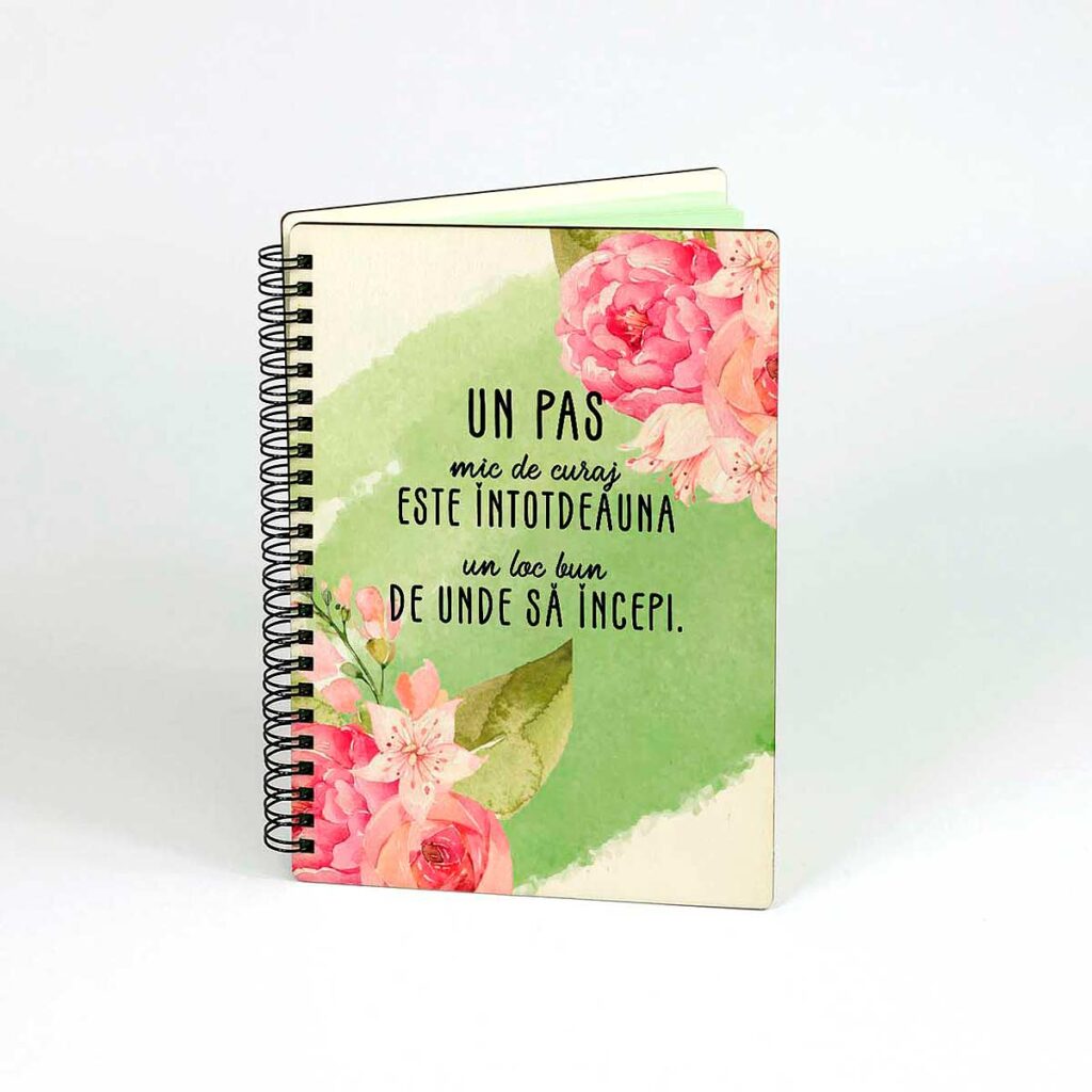 agenda de lemn cadou personalizat cu flori si mesaj