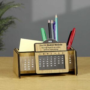 Suport de birou pentru pixuri, cu calendar - Cadou personalizat medic