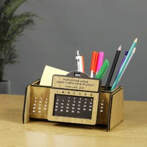 Suport de birou pentru pixuri, cu calendar - Cadou personalizat educatoare/invatatoare