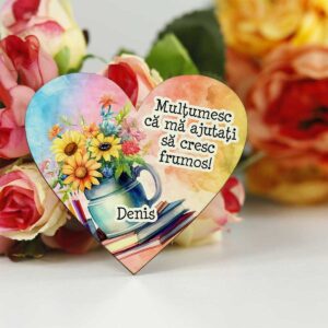 Mărțișor din lemn în formă de inimă cu magnet, personalizat pentru educatoare, învățătoare sau profesoare – un cadou special pentru începutul primăverii.