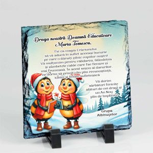 O piatră de ardezie naturală, de dimensiuni 20x20 cm, decorată cu un peisaj de iarnă fermecător și două albinute vesele. Designul include spațiu pentru un mesaj personalizat, perfect pentru a fi oferită ca dar educatoarei/învățătoarei grupei/clasei „Albinuțelor” sau ca un cadou unic și deosebit.