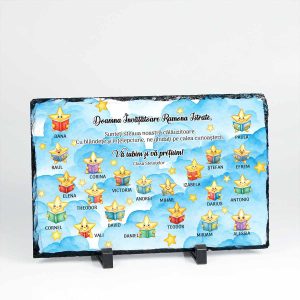 Ardezie personalizată pentru educatoare/învățătoare cu tema „Clasa Steluțelor”, decorată cu steluțe vesele ce tin fiecare cate o carte, numele copiilor și mesaje de mulțumire din partea copiilor. Un cadou ideal pentru a exprima aprecierea într-un mod unic și emoționant.