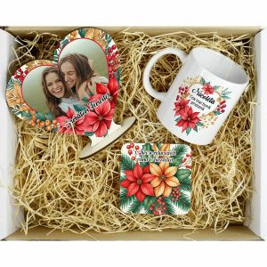 Acest set include o inima din lemn cu design de Craciun personalizată cu poză şi mesaj, o cană personalizată cu mesaj Ceamai bună prietenă şi un suport de cană cu mesaj pentru prietenă şi emente de Crăciun.