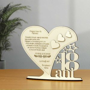 Inimă din lemn personalizată pentru majorat – cadoul perfect pentru 18 ani, gravată cu un mesaj special și decorată cu cifra „18” decupată.