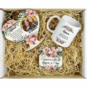 Acest set este un cadou personalizat pentru sora cu flori delicate si include o inima din lemn cu poza si mesaj, o cana cu mesaj si un suport pentru cana. Setul cadou este perfect pentru a fi oferit de ziua de nastere, aniversare, 8 martie, Crăciun, Florii.
