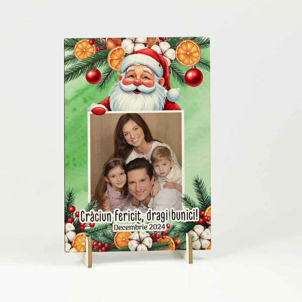 Această felicitare din lemn este personalizată pentru Crăciun cu poză și mesaj și este decorată cu crengi de brad, felii de portocală și flori de bumbac, pentru familie, prieteni, colegi.