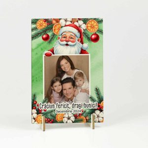 Această felicitare din lemn este personalizată pentru Crăciun cu poză și mesaj și este decorată cu crengi de brad, felii de portocală și flori de bumbac, pentru familie, prieteni, colegi.