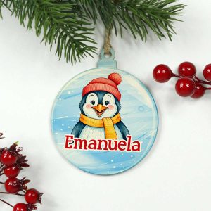 Glob personalizat din lemn de plop de 8 cm, cu design pinguin și nume.