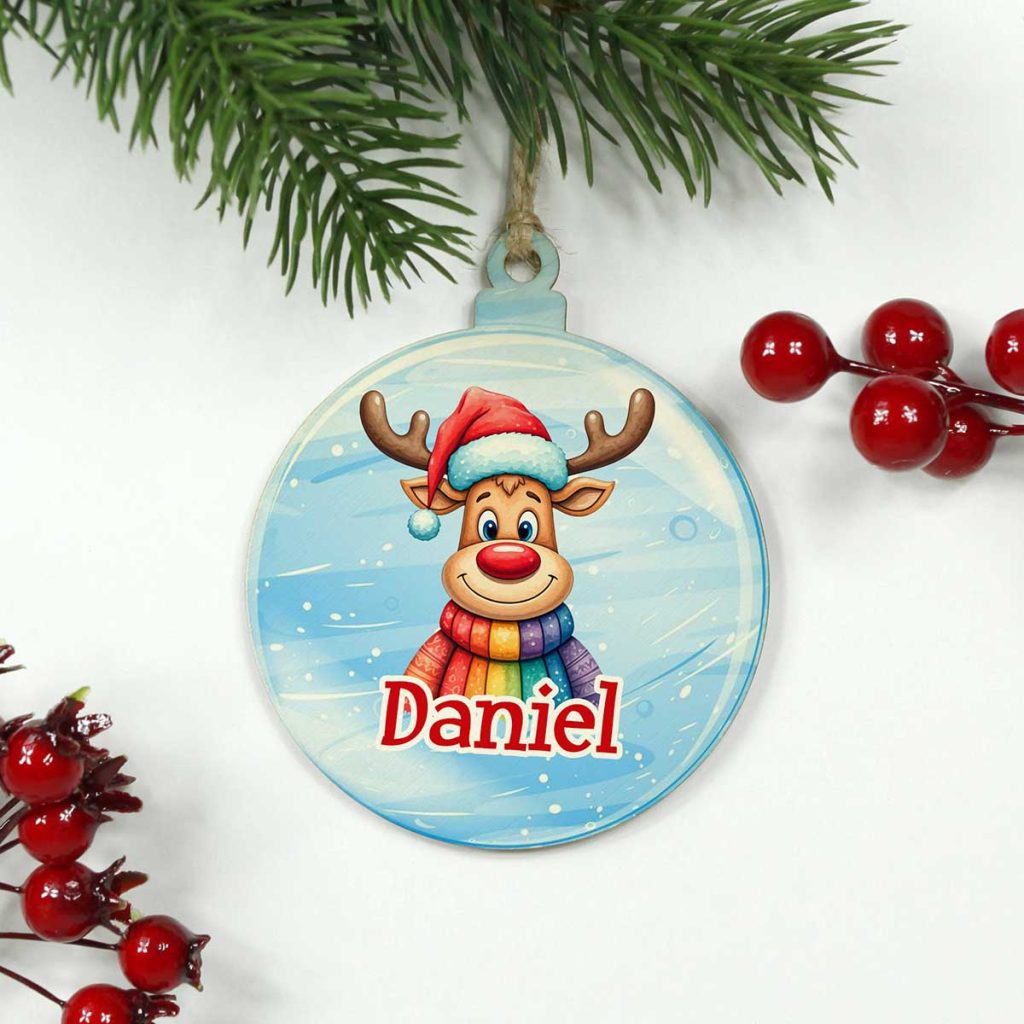 Glob de Craciun din lemn personalizat pentru copii, cu un ren vesel in culori multicolore si numele copilului, perfect pentru o decoratiune unica pentru bradul de Craciun.
