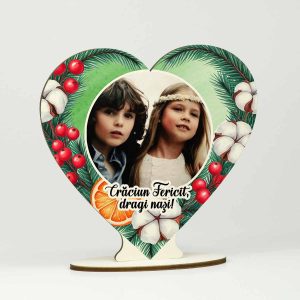 inima din lemn personalizata cu poza si mesaj scurt pentru nasi. Una are un design viu colorat special pentru Craciun, crengute de brad, flori de bumbac, felii de portocale, flori de craciun