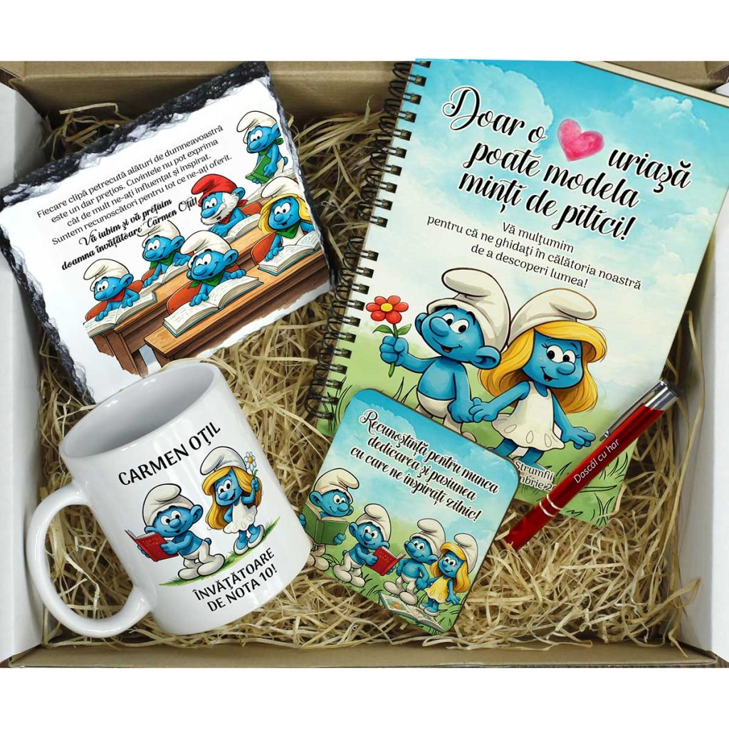 un set cadou personalizat care include o agendă, o ardezie și o cană,, toate personalizate cu câțiva Strumfi veseli. Toate sunt ambalate intr-o cutie cadou, gata de oferit cadou.