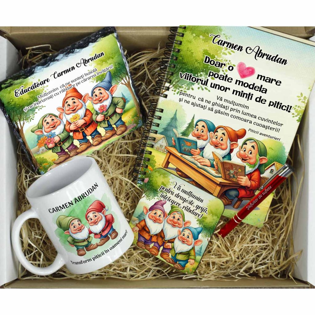 Set cadou inedit pentru educatoare/invățătoare, conținând agendă din lemn, piatră de ardezie, cană, suport pentru cană și pix, toate personalizate cu mesaje unice și design cu pitici veseli.