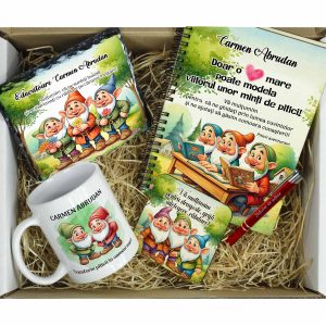 Set cadou inedit pentru educatoare/invățătoare, conținând agendă din lemn, piatră de ardezie, cană, suport pentru cană și pix, toate personalizate cu mesaje unice și design cu pitici veseli.
