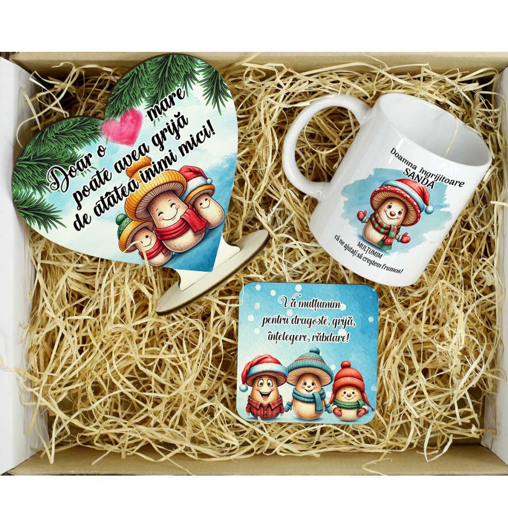 un set cadou de craciun care include o inimă din lemn, o cană şi un suport din lemn pentru cană toate fiind personalizate cu cateva ciupercute vesele