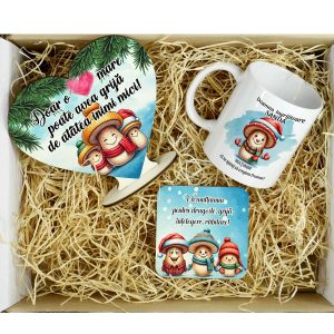 un set cadou de craciun care include o inimă din lemn, o cană şi un suport din lemn pentru cană toate fiind personalizate cu cateva ciupercute vesele