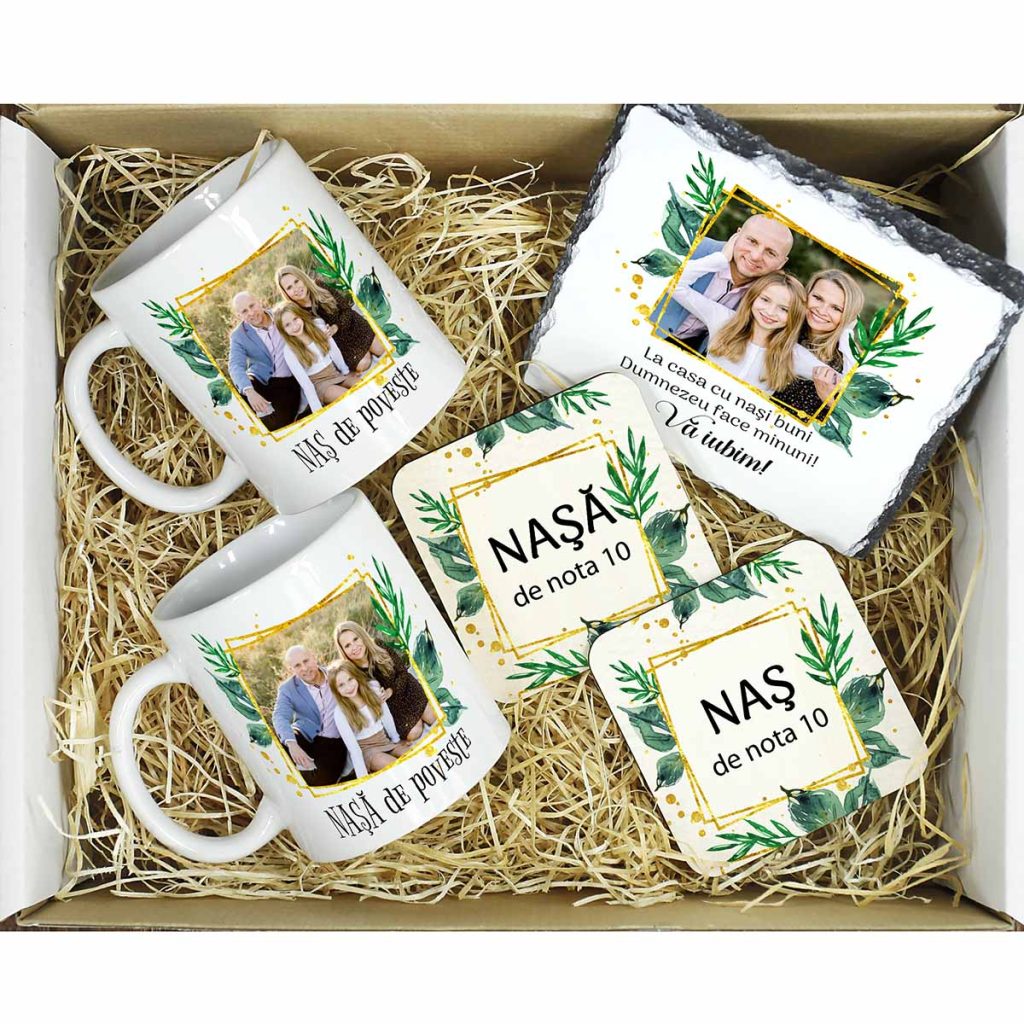 Set personalizat pentru nași – ardezie personalizată, două căni și suporturi din lemn, ambalate în cutie kraft, gata de oferit.