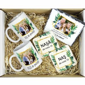 Set personalizat pentru nași – ardezie personalizată, două căni și suporturi din lemn, ambalate în cutie kraft, gata de oferit.