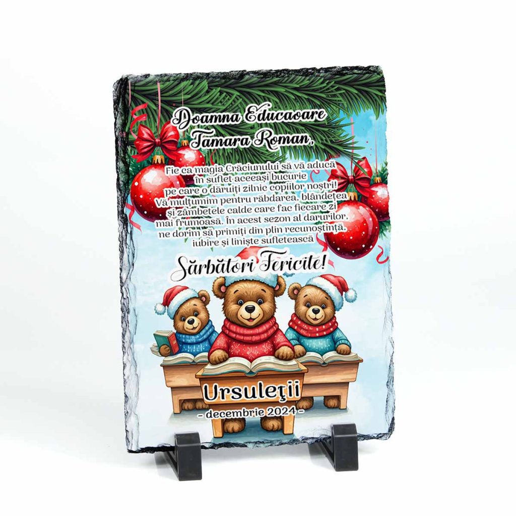 Ardezia cadou de Craciun pentru educatoare este decorata cu 3 ursuleti veseli cu caciuli de Craciun stand fiecare in bancutacu cate o carte in fata. Ardezia este personalizata cu un mesaj emotionant si numele doamnei.