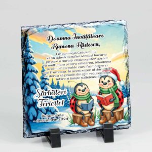 Această ardezie este personalizata cu 2 buburuze vesele care stau pe cate o buturuga si au fiecare cate o carte in mana. Mesajul emotionant si numele doamnei invatatoare fac din acest cadou unul special, inedit.