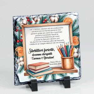 Ardezia este personalizata cu motive de iarna, crengute de brad, felii de portocală, flori de bumbac, catevacarti si creioane colorate. Ardeziase personalizeaza cu mesajul dorit si cu numele diriginte.