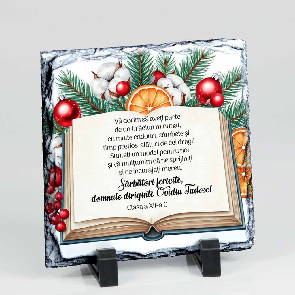 Aceastăardezie este personalizata cu un mesaj emotionant si numele domnului profesor diriginte. Are un design elegant, cu o carte deschisainconjurata de crengute de brad, felii de portocale, flori de bumbac sicateva globuri rosii.