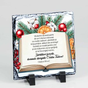 Aceastăardezie este personalizata cu un mesaj emotionant si numele domnului profesor diriginte. Are un design elegant, cu o carte deschisainconjurata de crengute de brad, felii de portocale, flori de bumbac sicateva globuri rosii.