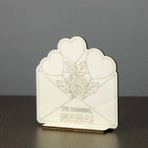 Bază din lemn în forma unui plic din care ies 3 flori in forma de inima. Plicul este personalizat cu mesajul: Te iubesc, mama! Plicul se poate colora si oferi cadou de Ziua Mamei.