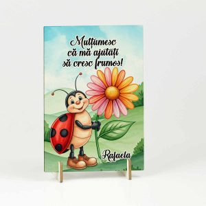 Martisor din lemn pentru educatoare sau invatatoare clasa buburuzelor. Martisorul este sub forma unei decoratiuni din lemn si este personalizat cu o buburuza vesela care tine o floare.