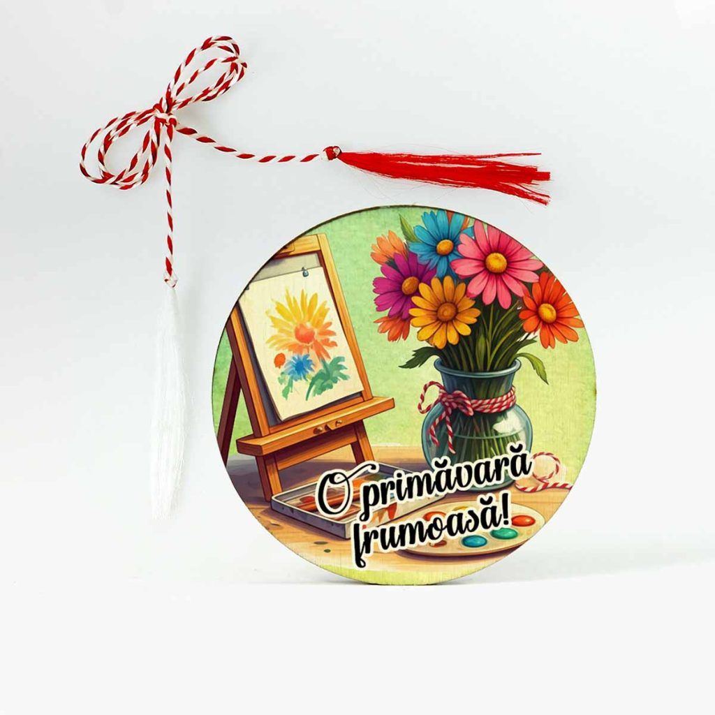 Martisor din lemn personalizat pentru profesoara de desne. Martisorul de 5 cm este personalizat cu cateva pensule, acuarele, un sevalet si cateva flori colorate.