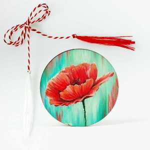 Imagine cu o brosa din lemn martisor personalizat cu o floare rosie de mac.