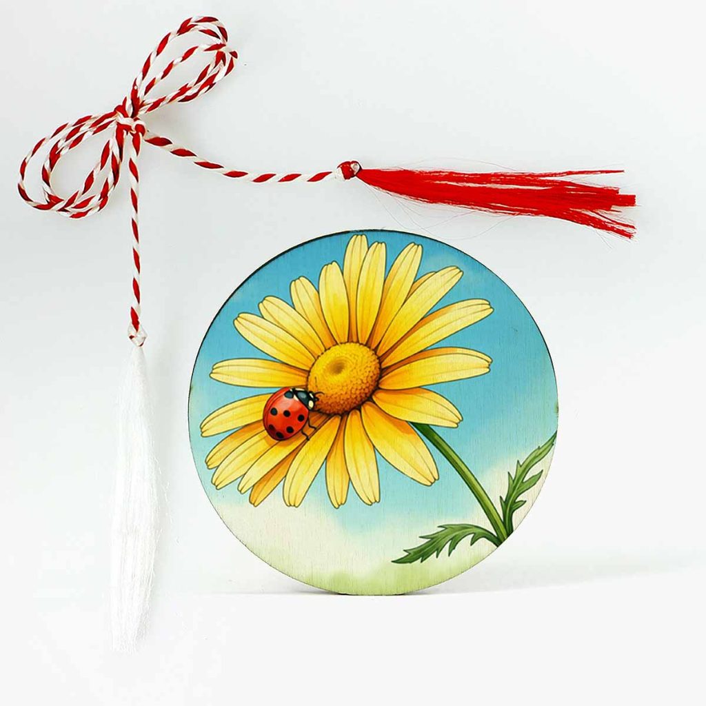 Imagine cu brosa din lemn martisor cu margareta galbena pe care sta o buburuza.