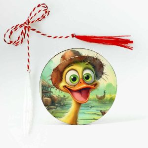 Martisor brosa lemn pentru copii. martisorul este personalizat cu o ratusca amuzanta.