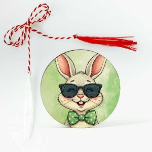 Martisor lemn copii personalizat cu un iepuras haios si vesel. iepurasul are ochelari mari de soare si papion verde