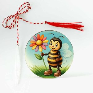 Imagine cu un mărțișor din lemn, ilustrând o albină veselă care ține o floare roșie vibrantă. Un design delicat și plin de culoare, ce simbolizează bucuria primăverii și energia naturii.