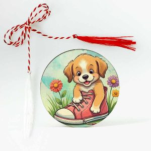 Imagine cu un mărțișor din lemn, reprezentând un cățel adorabil care iese jucăuș dintr-un pantof