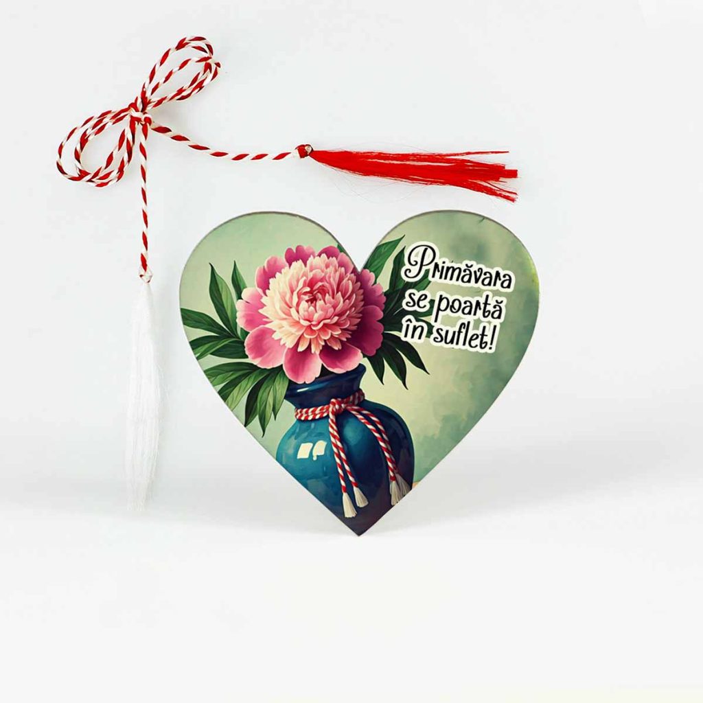 Martisor brosa lemn in forma de inima personalizat cu flori de bujori.