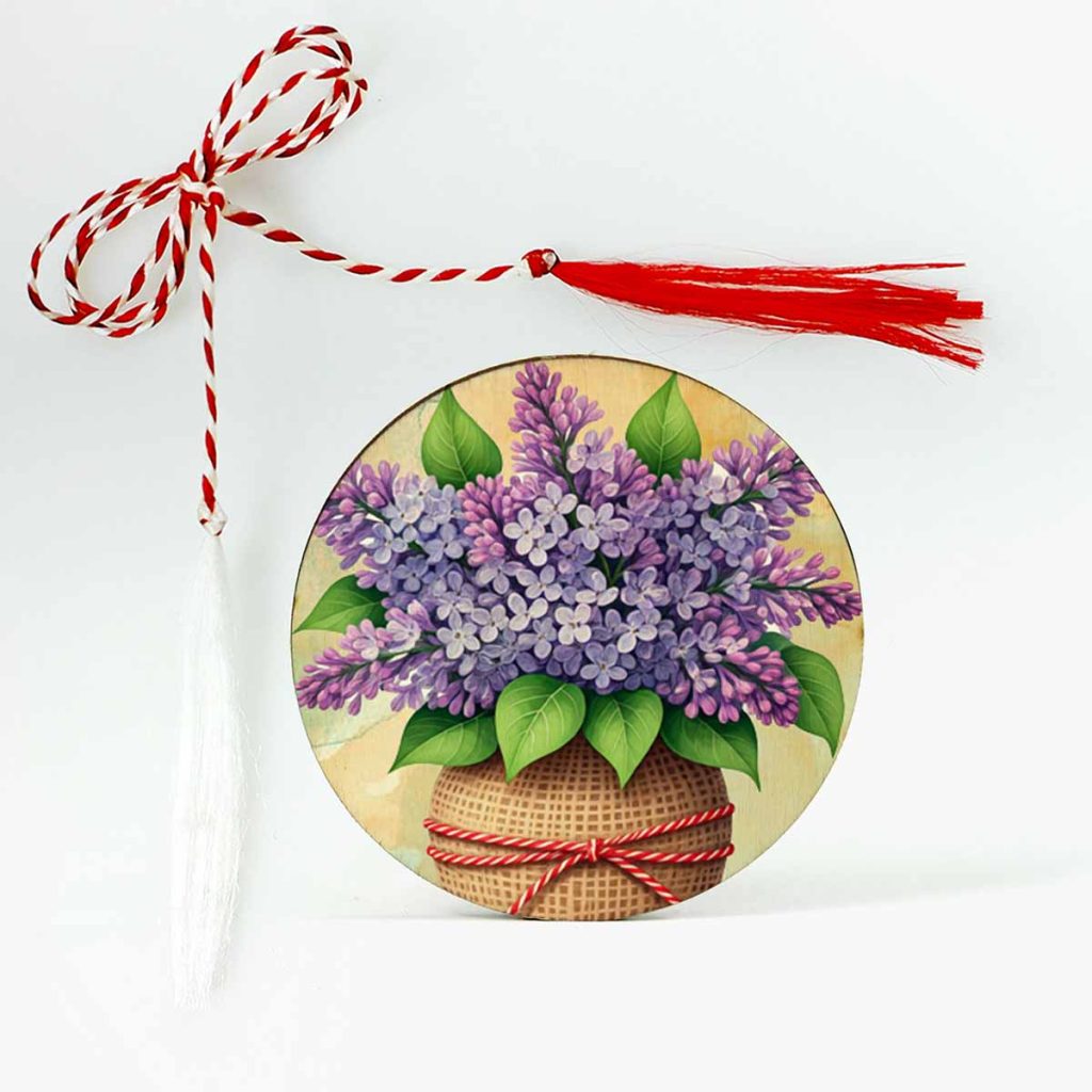 Imagine cu un martisor de lemn cu flori de liliac.