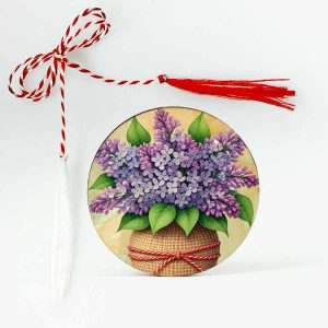 Imagine cu un martisor de lemn cu flori de liliac.