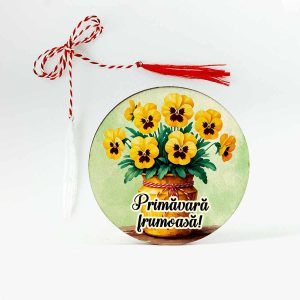 Imagine cu un martisor brosa din lemn personalizat cu flori de panselute intro vaza. vaza este legata cu snur de martisor. Brosa este personalizata cu mesajul O primavara frumoasa!