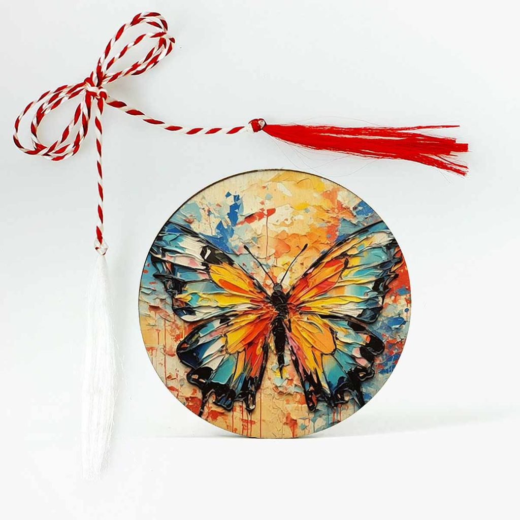 Imagine cu un martisor din lemn brosa cu un fluturas colorat.