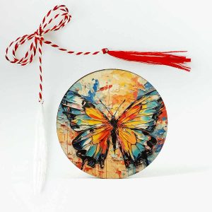 Imagine cu un martisor din lemn brosa cu un fluturas colorat.
