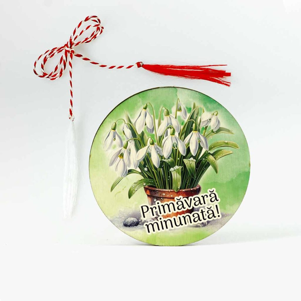 Imagine cu un martisor din lemn personalizat cu flori de ghiocei si mesajul Primavara minunata!