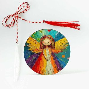 Imagine cu un mărțișor din lemn personalizat, înfățișând un îngeraș frumos colorat, plin de delicatețe și luminozitate. Un design angelic și plin de har, perfect pentru a aduce un strop de magie și speranță primăverii.