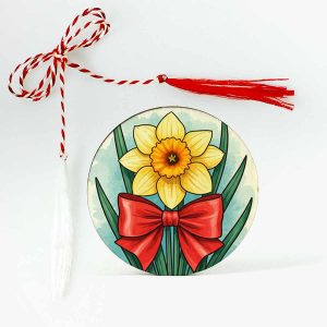 Mărțișoare din lemn cu flori gravate – ghiocei, narcise, lalele și zambile, simboluri ale primăverii, realizate din materiale naturale și durabile.